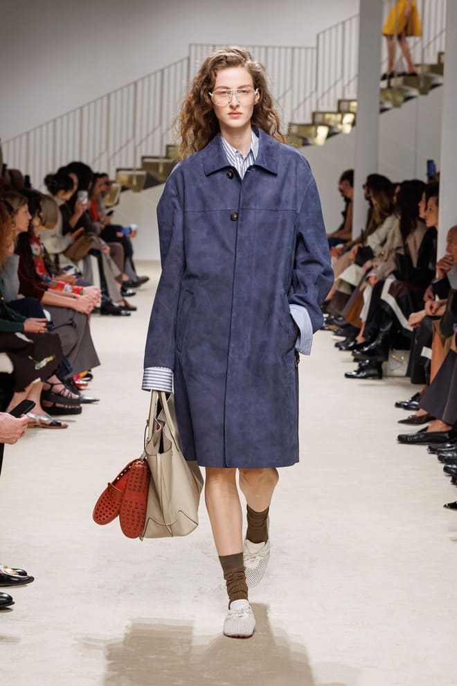 Look Tod's donna PE 2027 con capospalla blu, camicia a righe e accessori traforati