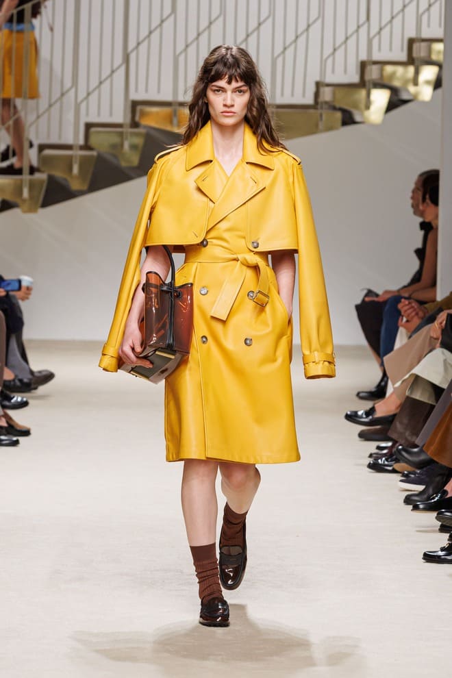 Trench giallo zafferano Tod's donna PE 2027 con borsa trasparente
