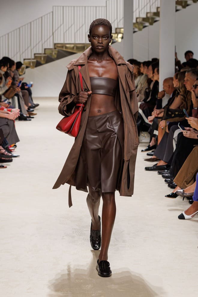 Look Tod's donna PE 2027 in pelle marrone con borsa rossa