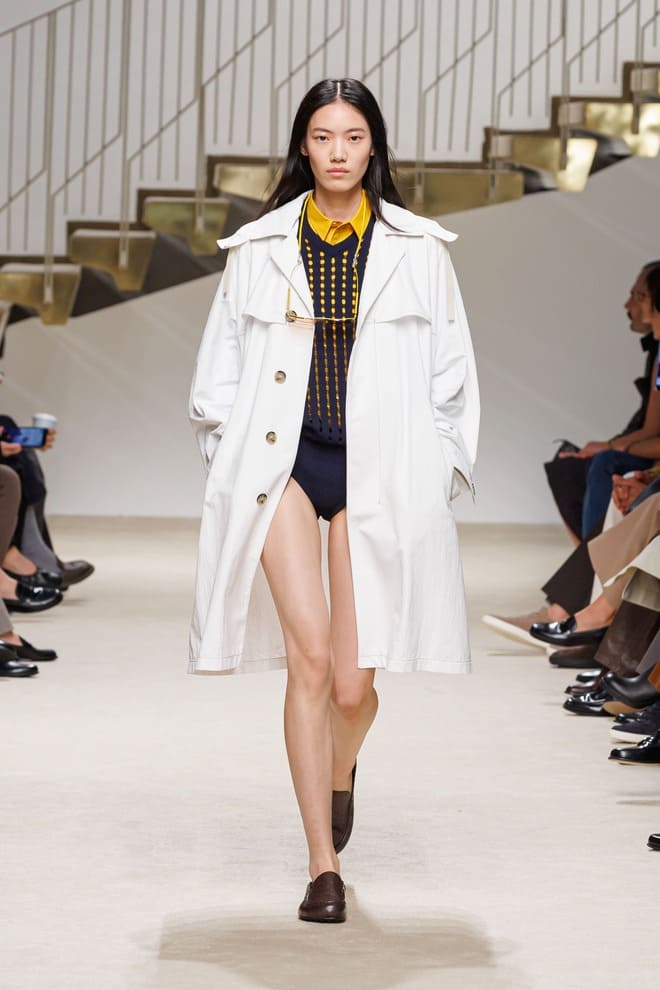 Trench chiaro Tod's donna PE 2027 con maglia traforata blu e gialla