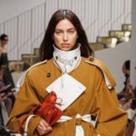 Modella con trench Tod's nei toni bruciati e dettagli bianchi, collezione donna PE 2027