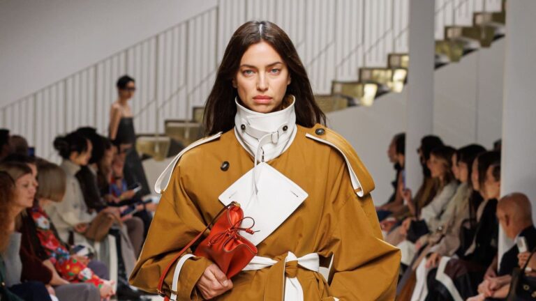 Modella con trench Tod's nei toni bruciati e dettagli bianchi, collezione donna PE 2027
