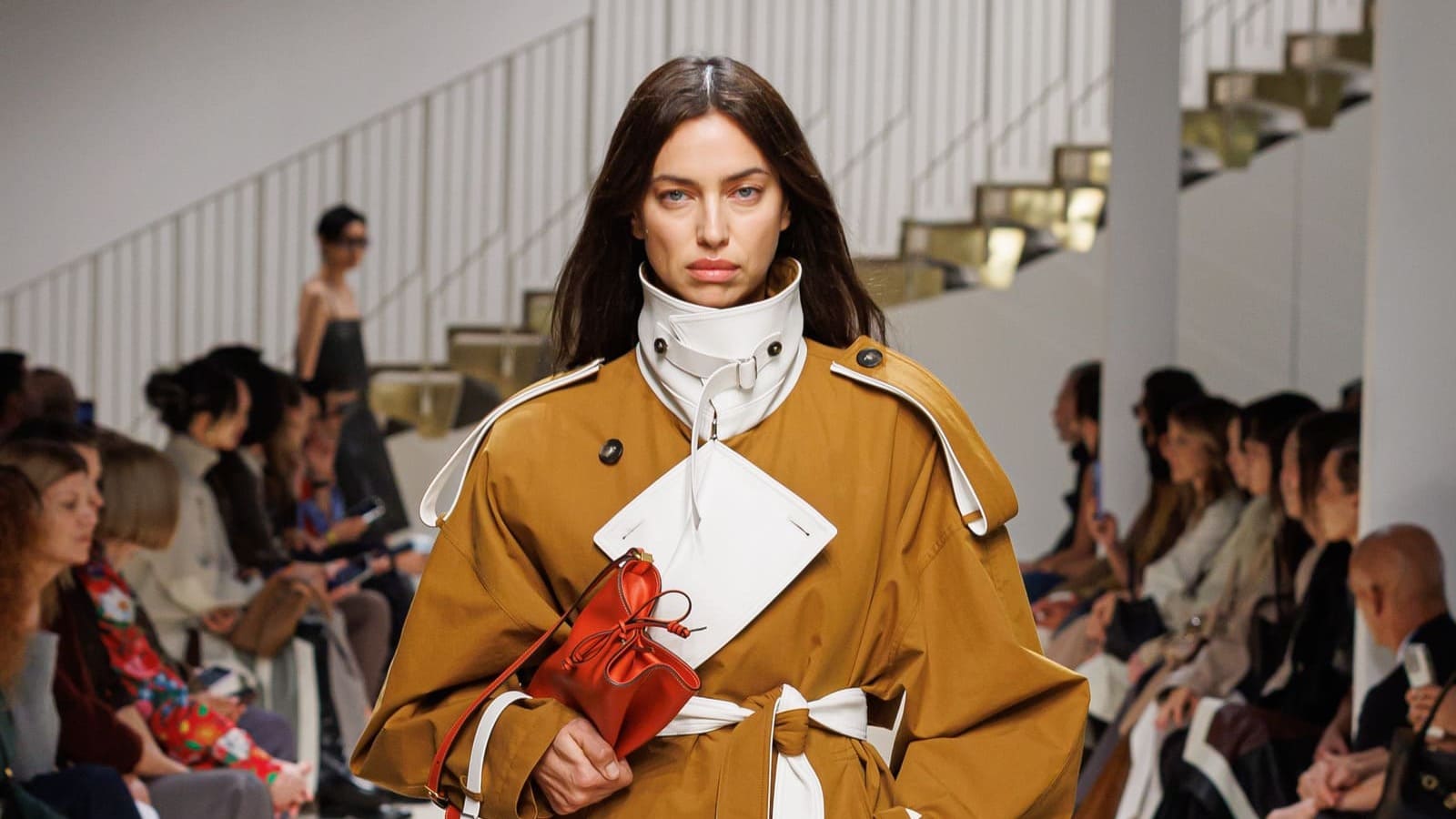 Modella con trench Tod's nei toni bruciati e dettagli bianchi, collezione donna PE 2027
