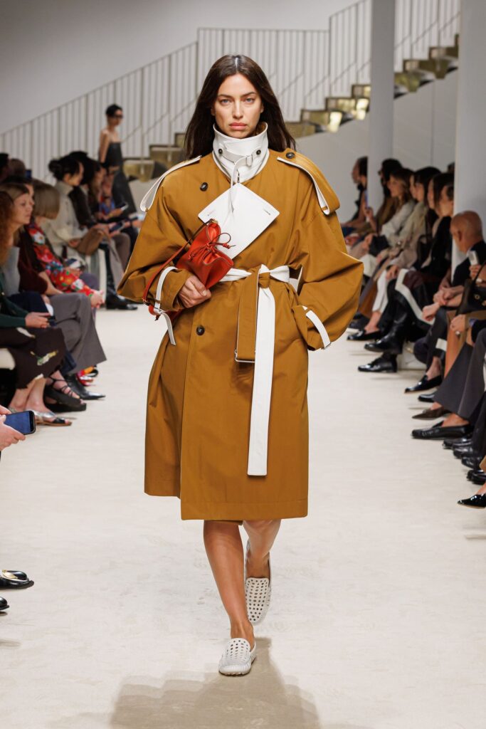 Look Tod's donna PE 2027 con trench nei toni bruciati, cintura bianca e mocassino traforato