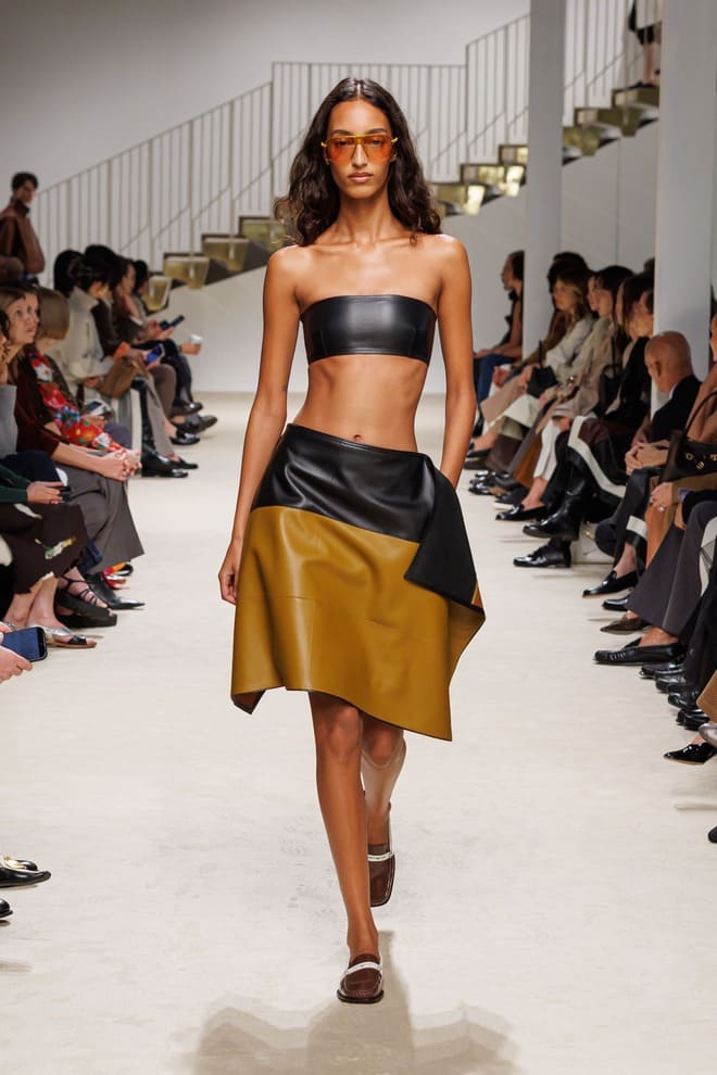 Look Tod's donna PE 2027 con top nero e gonna in pelle nei toni naturali