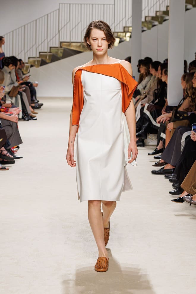 Abito chiaro Tod's donna PE 2027 con dettaglio rosso arancio sulla spalla