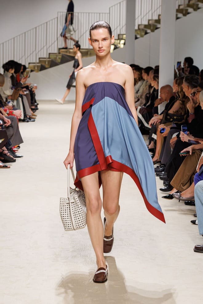 Abito asimmetrico Tod's donna PE 2027 nei toni blu, rosso e azzurro