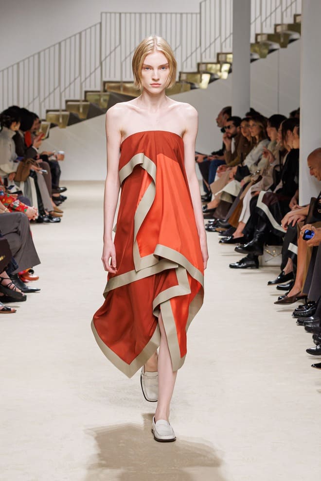 Abito rosso Tod's donna PE 2027 con profili chiari