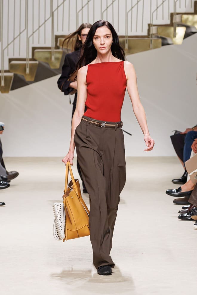 Look Tod's donna PE 2027 con top rosso, pantaloni naturali, borsa giallo zafferano e Gommino