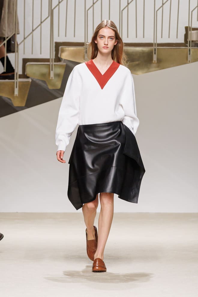 Look Tod's donna PE 2027 con maglia bianca, dettaglio rosso e gonna nera in pelle