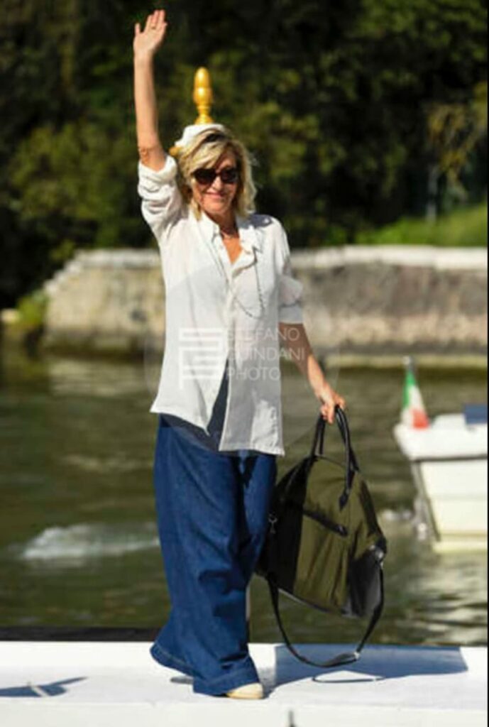 Valeria Bruni Tedeschi con la borsa Weekender 43 Panorama di Montblanc, Venezia 83