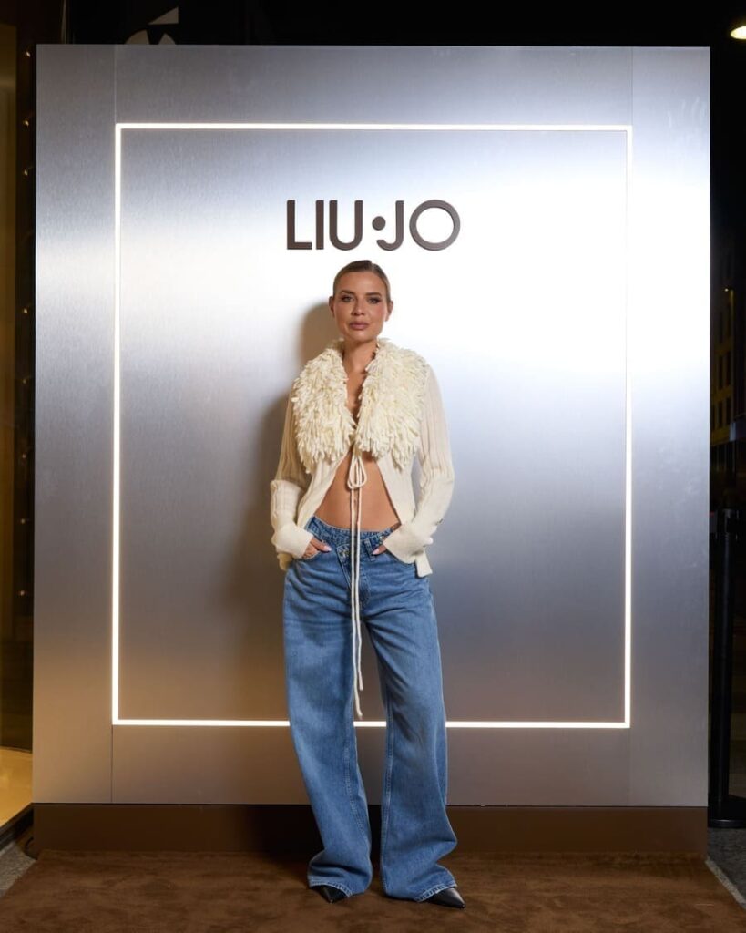 Veronica Ferraro con cardigan chiaro dal collo a frange, jeans ampi e scarpe nere a punta al photocall Liu Jo.