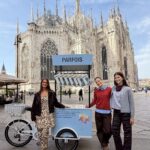 Carretto Parfois davanti al Duomo di Milano con sciarpe illustrate per la Milano Fashion Week.