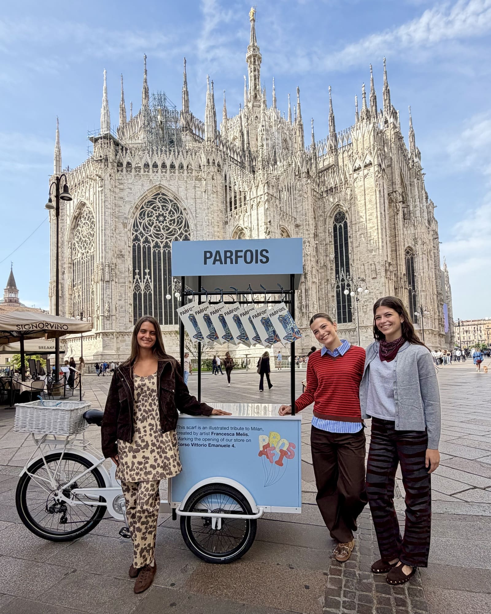 Carretto Parfois davanti al Duomo di Milano con sciarpe illustrate per la Milano Fashion Week.