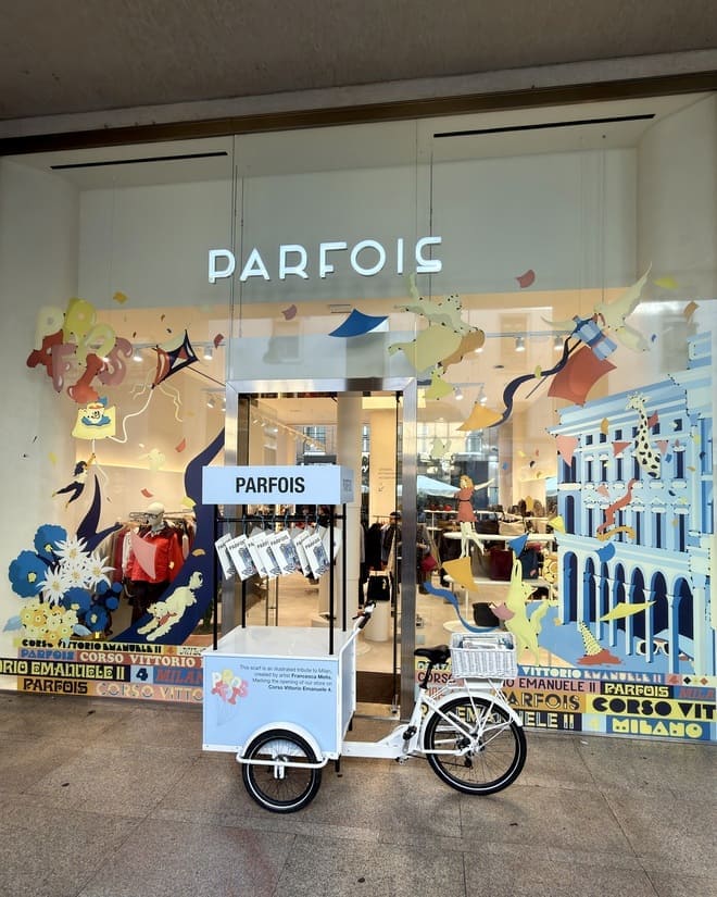 Carretto Parfois davanti al negozio di Corso Vittorio Emanuele II a Milano con vetrina illustrata da Francesca Melis.