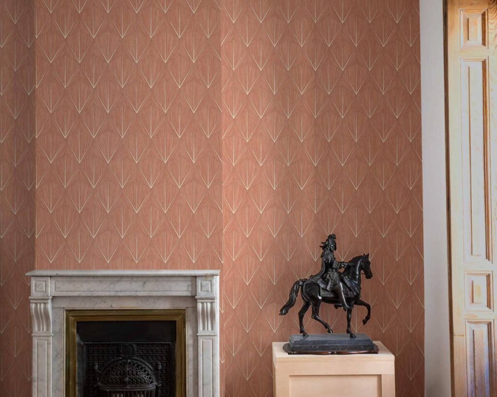 Rivestimento murale Onyx della collezione JV contract - Prime Structures di Jannelli&Volpi in un salotto con camino in marmo e statua equestre