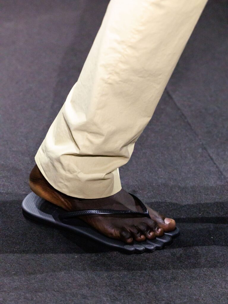 Havaianas Slim 6Toe nera con sesto dito alla sfilata MM6 Maison Margiela