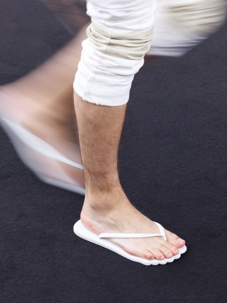 Havaianas Slim 6Toe bianca al piede durante la sfilata MM6 Maison Margiela