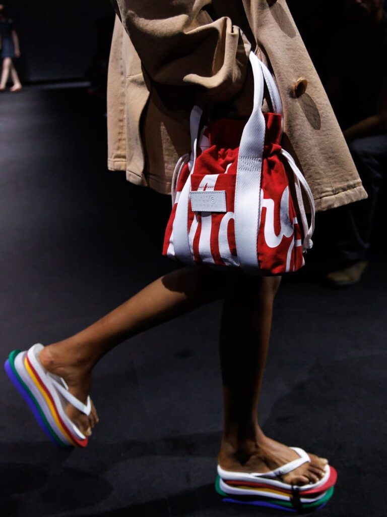 Havaianas Top 6Layers con sei suole colorate alla sfilata MM6 Maison Margiela