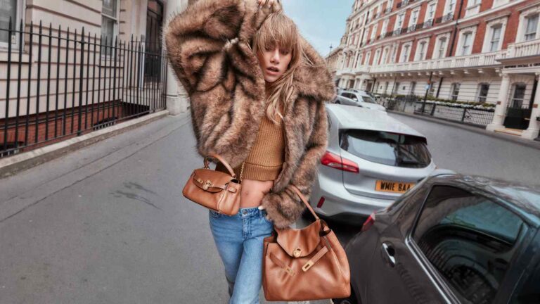 Suki Waterhouse nella campagna Michael Kors autunno 2026, fotografata a Londra