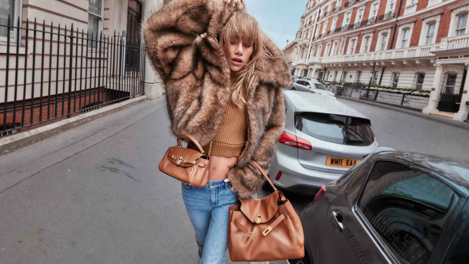 Suki Waterhouse nella campagna Michael Kors autunno 2026, fotografata a Londra