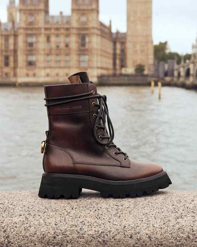 Uno stivale della campagna Michael Kors autunno 2026, fotografato a Londra