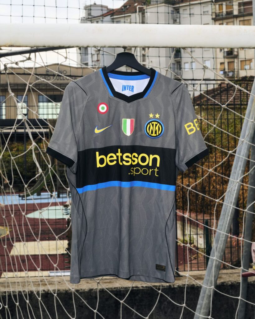 La nuova terza maglia Nike-Inter 2026/27 appesa alla rete di una porta su un campo da calcio