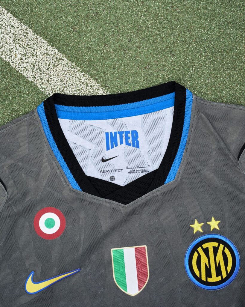 Il colletto della nuova terza maglia Inter con il dettaglio dell'Inner Pride e la scritta INTER