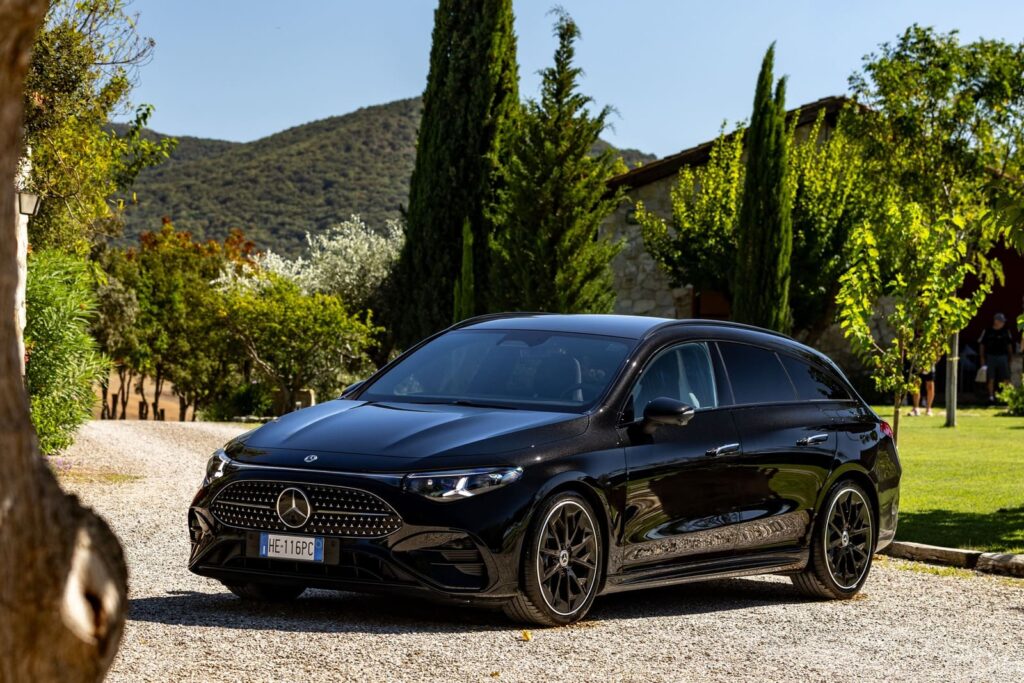 Mercedes CLA Shooting Brake nera vista di tre quarti anteriore su un piazzale in ghiaia.