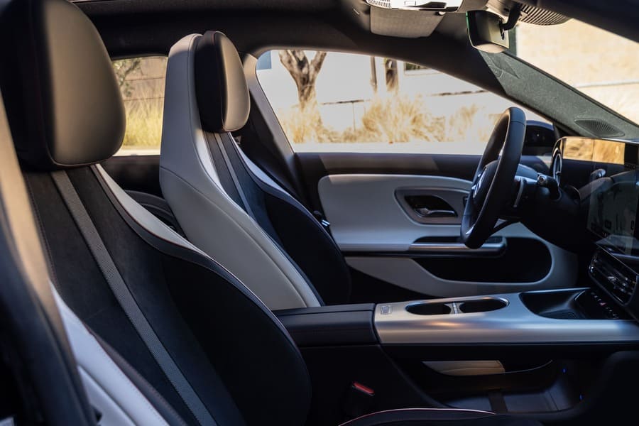 Sedili anteriori scuri con inserti chiari e console centrale della Mercedes CLA Shooting Brake.