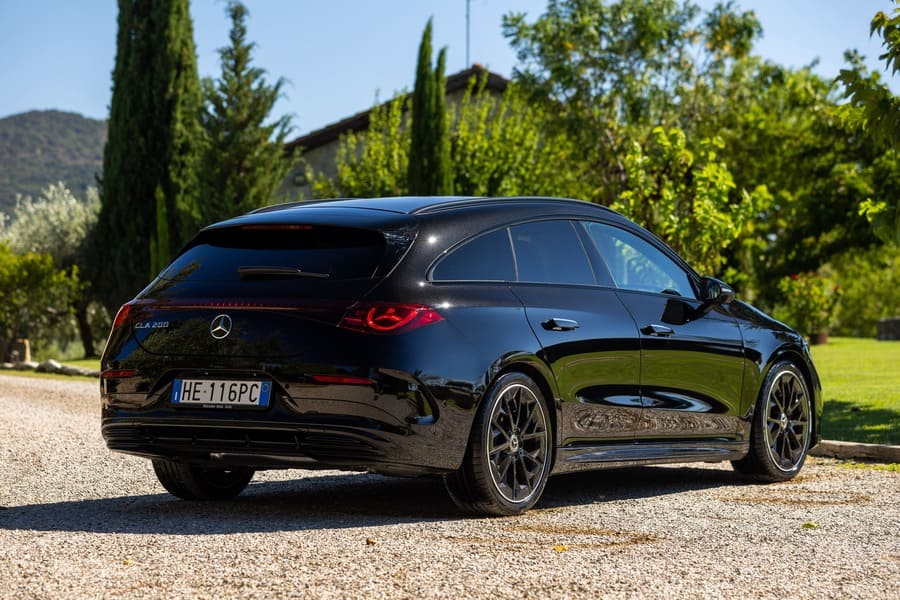 Mercedes CLA Shooting Brake nera vista di tre quarti posteriore, con portellone chiuso.