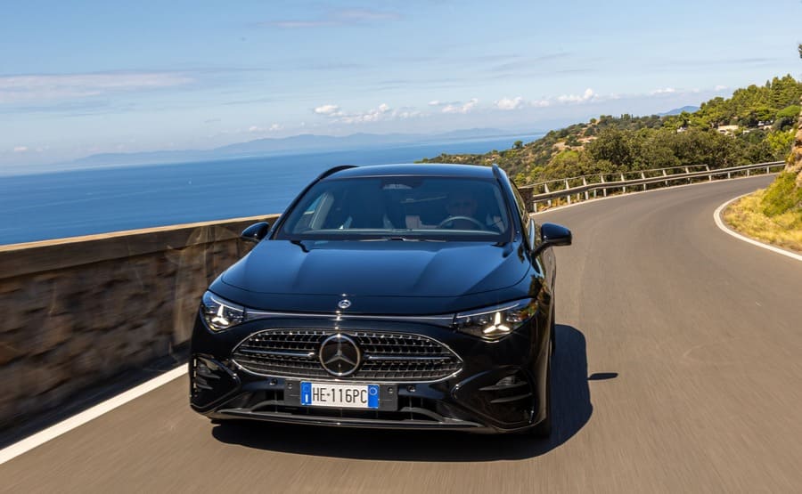 Mercedes CLA Shooting Brake nera vista frontalmente su una strada costiera.