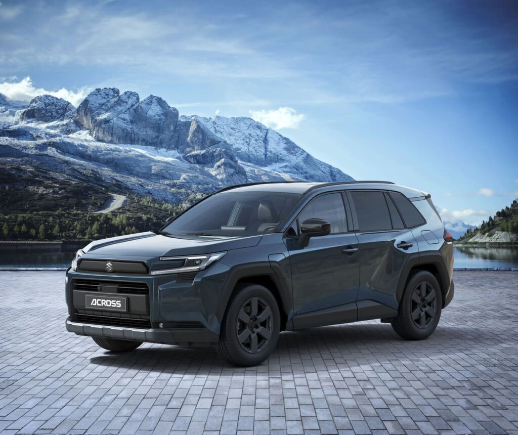 Suzuki Across Plug-in Hybrid, vista tre quarti anteriore in un'ambientazione di montagna