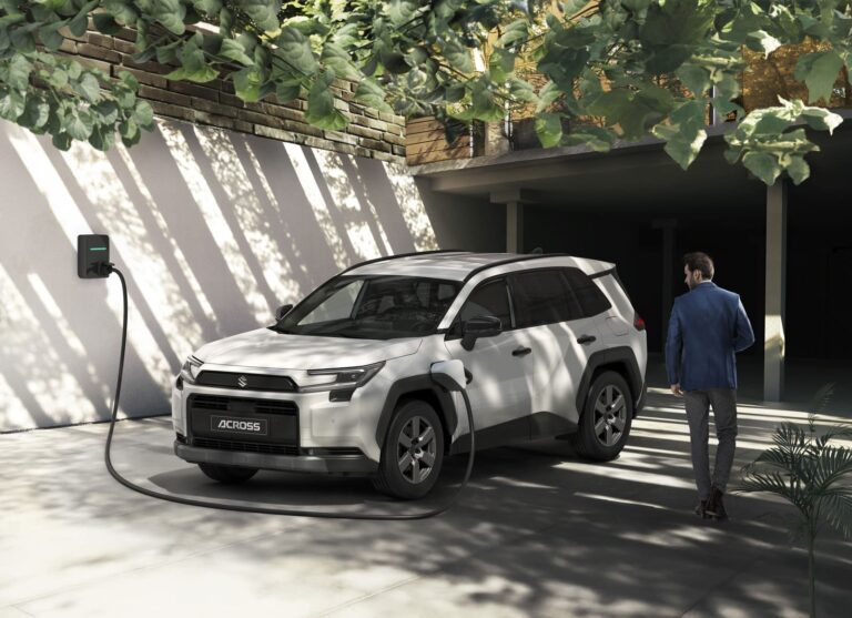 Suzuki Across Plug-in Hybrid, nella colorazione Bianco, durante la ricarica della batteria da una presa esterna