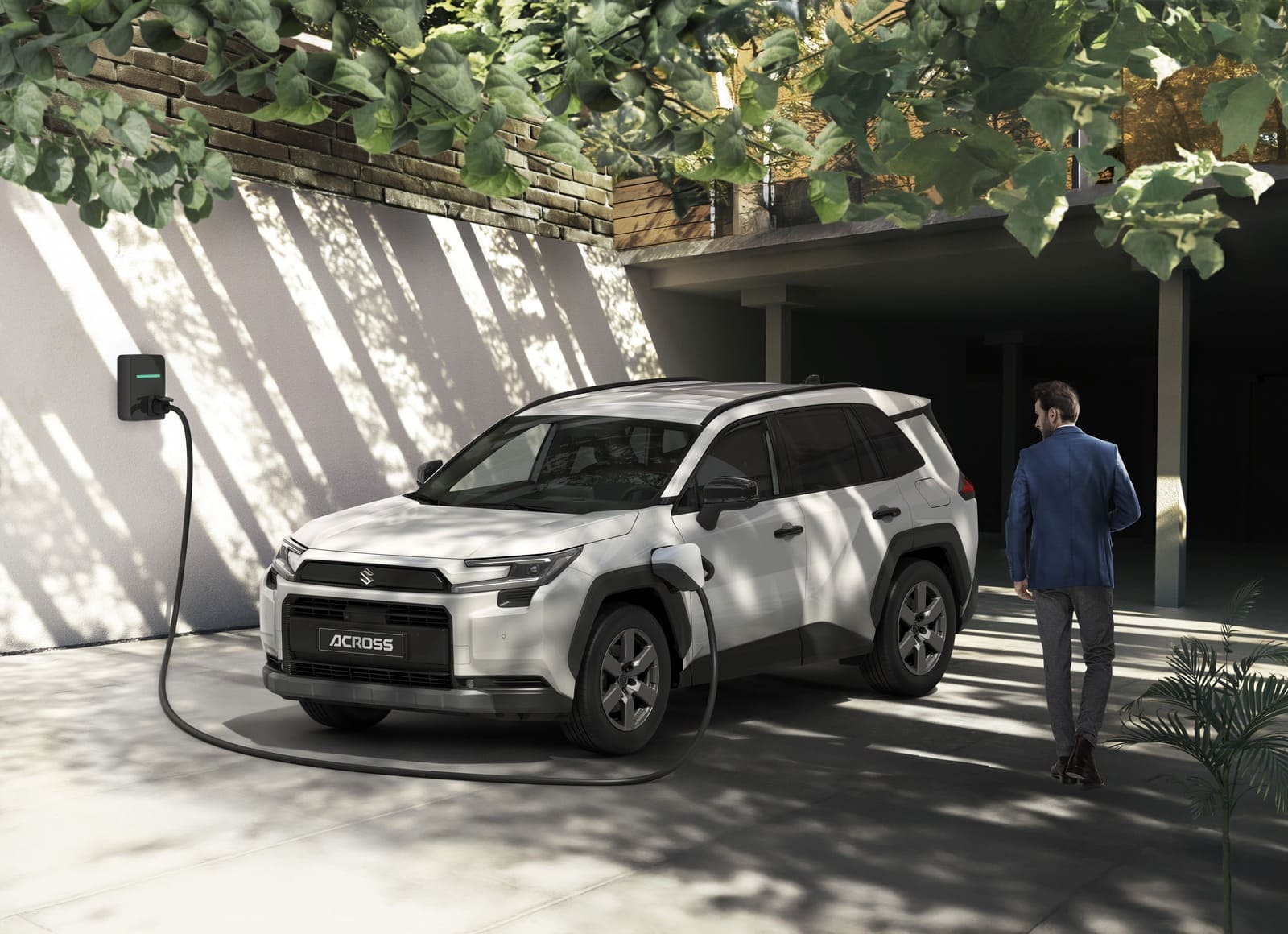 Suzuki Across Plug-in Hybrid, nella colorazione Bianco, durante la ricarica della batteria da una presa esterna