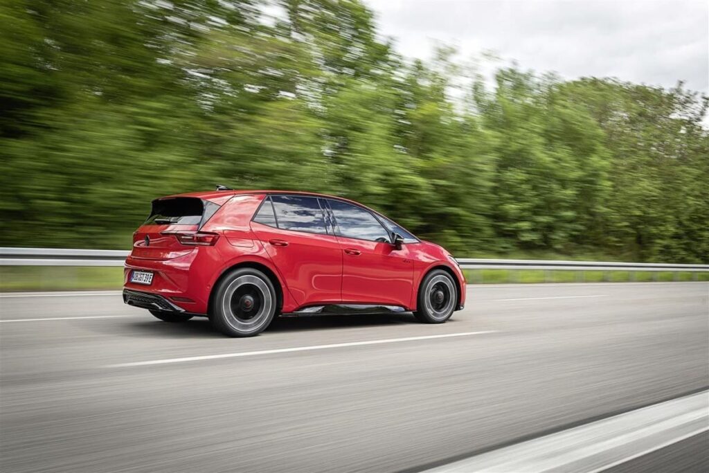 Volkswagen ID.3 GTI fotografata di tre quarti posteriori mentre percorre un tratto autostradale