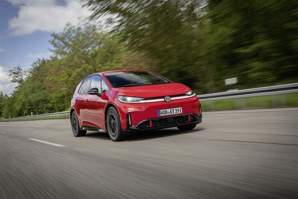 Nuova Volkswagen ID.3 GTI in colore Tornado Red ripresa frontalmente in marcia su una strada di campagna