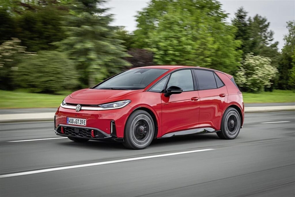 Volkswagen ID.3 GTI fotografata frontalmente a tre quarti mentre è in marcia su una strada alberata