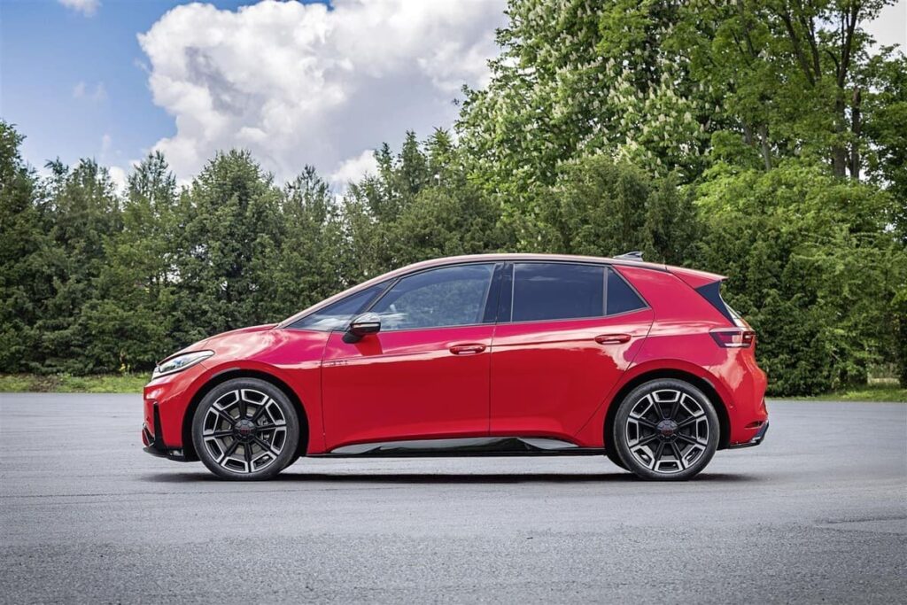 Volkswagen ID.3 GTI ferma in un piazzale, ripresa di profilo