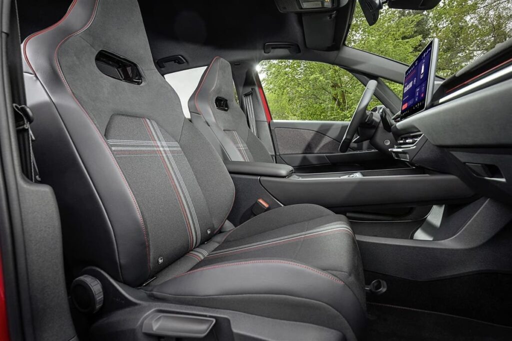 Interni della Volkswagen ID.3 GTI, dettaglio dei sedili sportivi anteriori