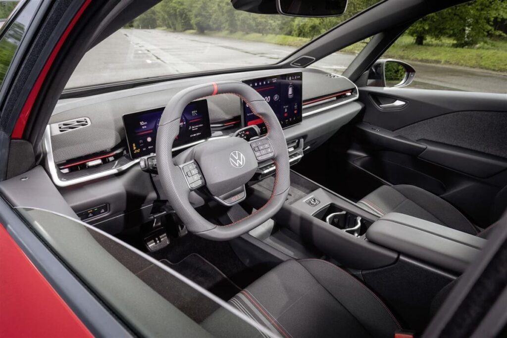 Interni della Volkswagen ID.3 GTI, dettaglio del volante sportivo e del Digital Cockpit