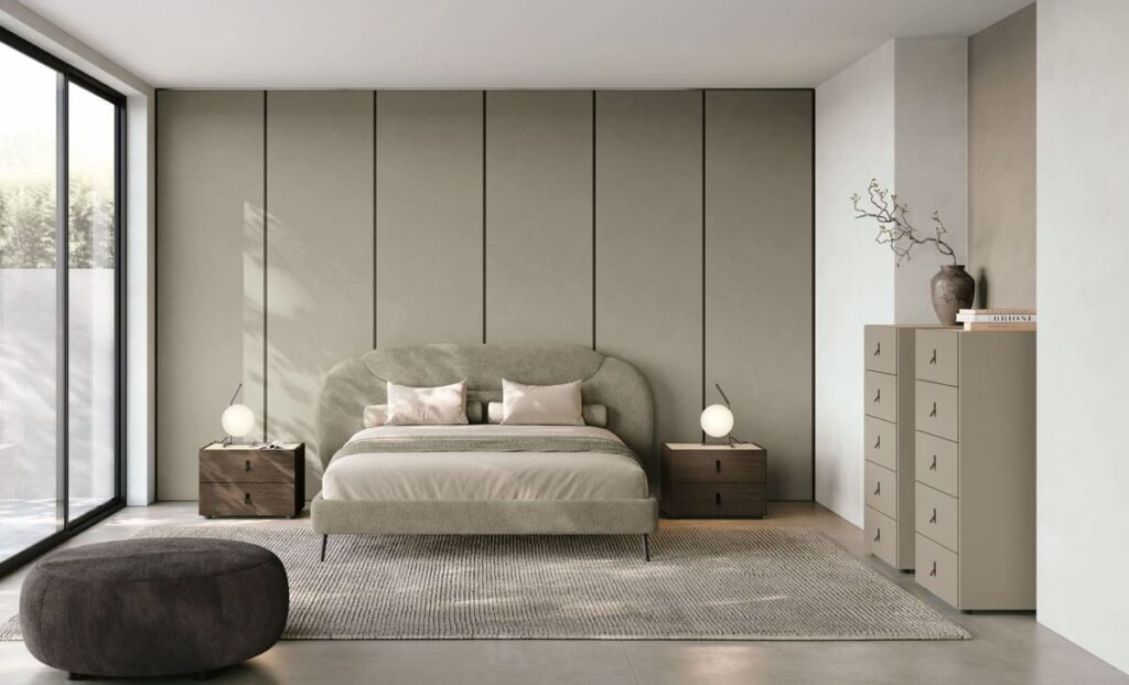 Camera da letto con il letto Cocoon di Tomasella e comodini in legno