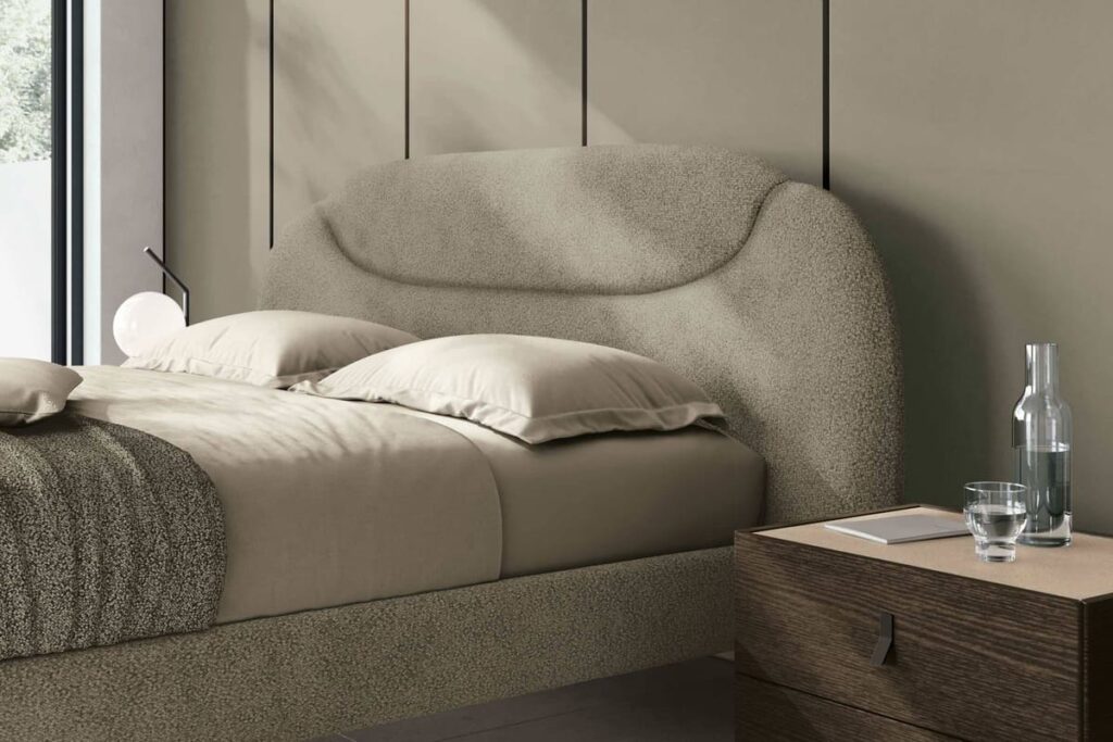 Testiera arrotondata del letto Cocoon di Tomasella, con cuciture in rilievo
