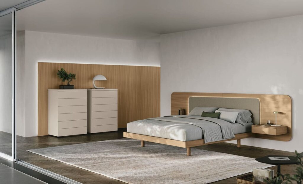 Testiera del letto Nidra di Tomasella con boiserie in legno, inserto in tessuto e comodino integrato