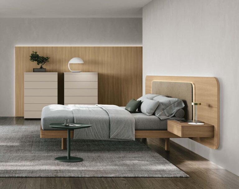 Camera da letto con il letto Nidra di Tomasella e boiserie che riveste la parete